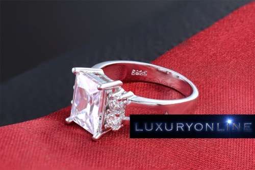 STUNNING! Ring With 5 1,25 Carrot  Simulated Diamonds Size 6; 7; 8 US