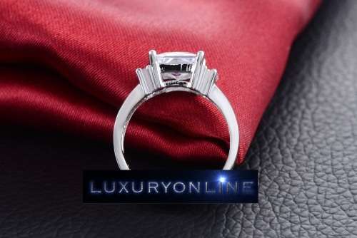 STUNNING! Ring With 5 1,25 Carrot  Simulated Diamonds Size 6; 7; 8 US