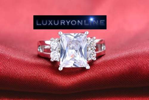 STUNNING! Ring With 5 1,25 Carrot  Simulated Diamonds Size 6; 7; 8 US