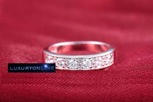 SUPERB!  Ring With 6 Simulated Diamonds Size 7; 8 US
