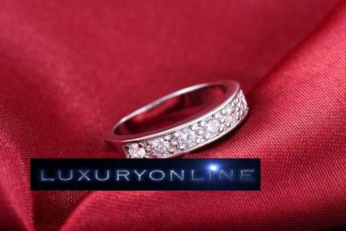SUPERB!  Ring With 6 Simulated Diamonds Size 7; 8 US
