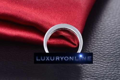 SUPERB!  Ring With 6 Simulated Diamonds Size 7; 8 US
