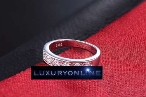 SUPERB!  Ring With 6 Simulated Diamonds Size 7; 8 US