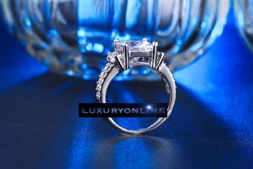AMAZING! Ring With 0,75ct imulated Diamonds Size 7 US