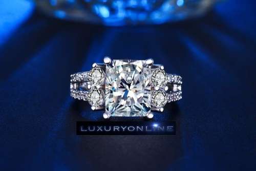 AMAZING! Ring With 0,75ct imulated Diamonds Size 7 US