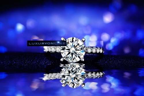 LOVELY! Ring With 35 1,25 Carrot Simulated Diamonds Size 7 US