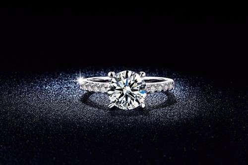 LOVELY! Ring With 35 1,25 Carrot Simulated Diamonds Size 7 US
