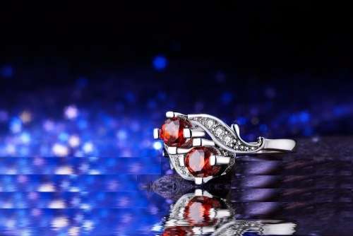 GORGEOUS! 1,25ct Simulated Diamond And Simulated Ruby Ring Size 6; 8 US