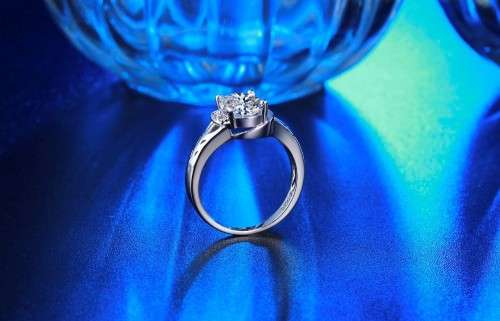AMAZING! Ring With  2,00ct Simulated Diamonds Size 6; 7 US