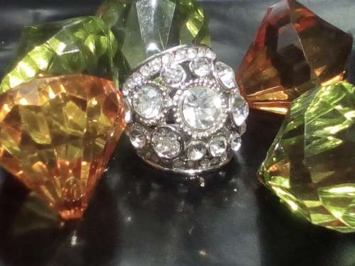 CAPTIVATING! Ring With 52 2,25 Carrot Hand Crafted Simulated Diamonds Size 6 US
