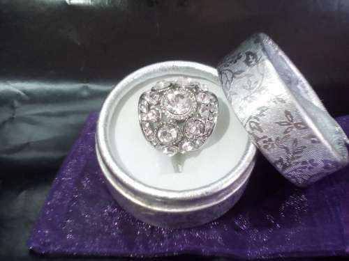 CAPTIVATING! Ring With 52 2,25 Carrot Hand Crafted Simulated Diamonds Size 6 US