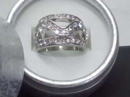 DAZZLING! Hand Crafted 0.75 Carat Simulated Diamonds Ring Size 6; 7 US