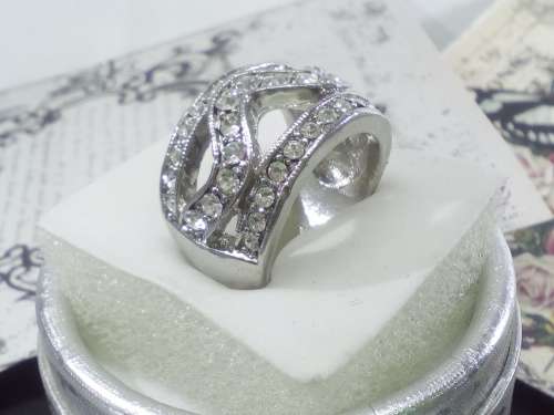 DAZZLING! Hand Crafted 0.75 Carat Simulated Diamonds Ring Size 6; 7 US