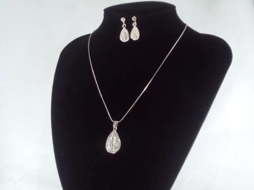 CAPTIVATING! Teardrop Necklace And Earring Set With 1,25 Carat Simulated Diamonds