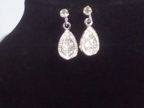 CAPTIVATING! Teardrop Necklace And Earring Set With 1,25 Carat Simulated Diamonds
