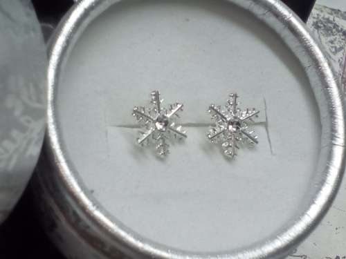GORGEOUS! 1.25 Carat Simulated Diamond Snow Flake Stud Earrings