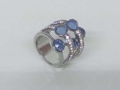 BEAUTIFUL! Ring With 1,75 Carat Simulated White & Blue Diamond Size 8 US