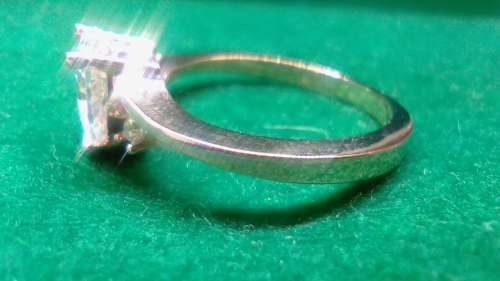 FASCINATING! Tocean Ring With Simulated Diamonds Size 8 US