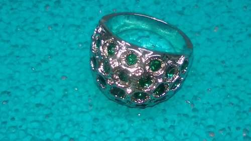 BEAUTIFUL! Ring With Simulated Emeralds 9 US