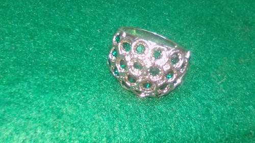 BEAUTIFUL! Ring With Simulated Emeralds 9 US