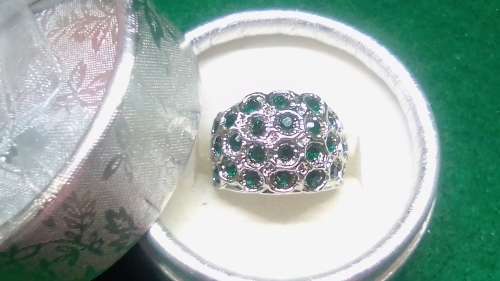BEAUTIFUL! Ring With Simulated Emeralds 9 US