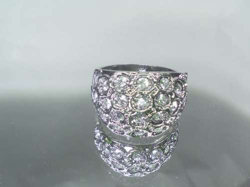 BEAUTIFUL! Ring With Simulated Diamonds Size 9 US