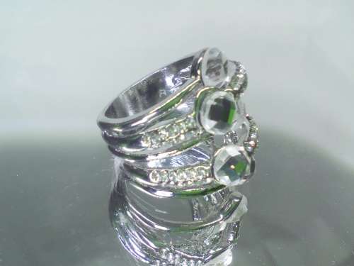 BEAUTIFUL! Ring With 1,75 Carat Simulated White & Blue Diamond Size 8 US