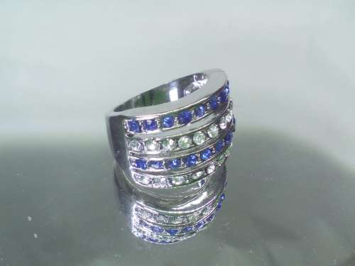 STUNNING! Ring With 0,25 Carat Simulated Diamonds And Simulated Blue Diamonds Size 7 US