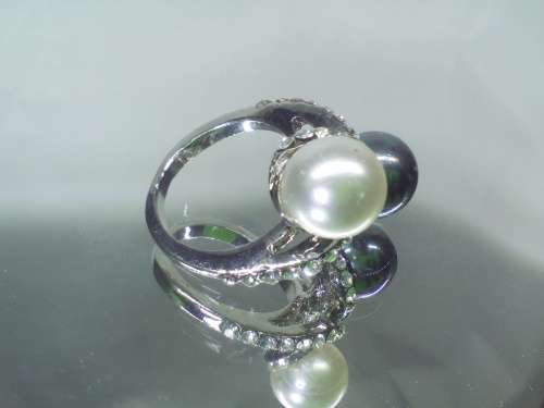 Gorgeous!  Ring With Simulated Diamonds And Simulated Pearl Size 7