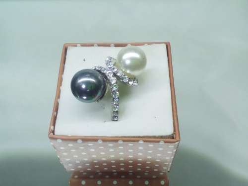 Gorgeous!  Ring With Simulated Diamonds And Simulated Pearl Size 7