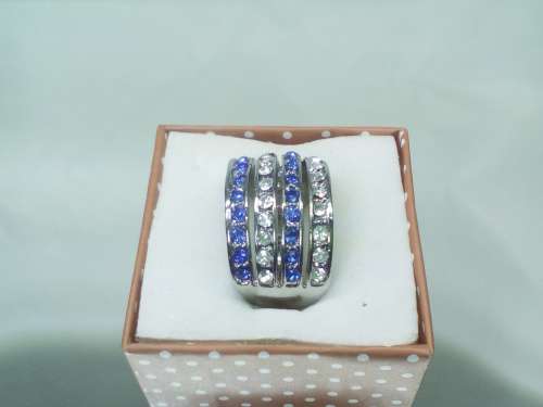 STUNNING! Ring With 0,25 Carat Simulated Diamonds And Simulated Blue Diamonds Size 7 US