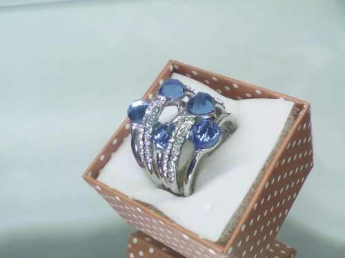 BEAUTIFUL! Ring With Simulated Blue Diamonds 8 US