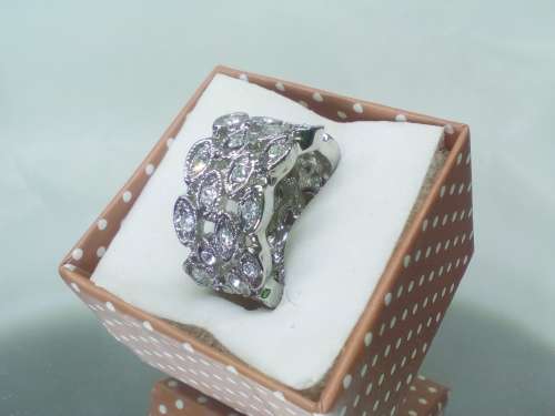 BEAUTIFUL! Ring With 1,25 Carat Simulated  Diamonds Size 6 US
