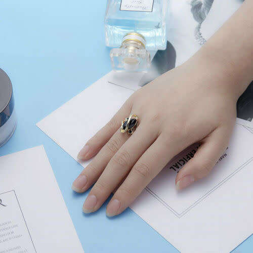 GORGEOUS!  Ring With Simulated Black Onyx Stones Size 6 US