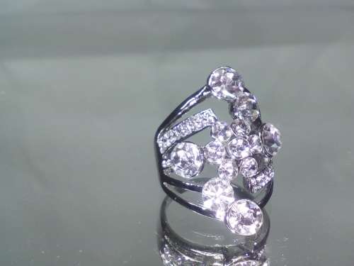 BRILLIANT! 0,75 Carat Simulated White Diamond Ring Size 8 US