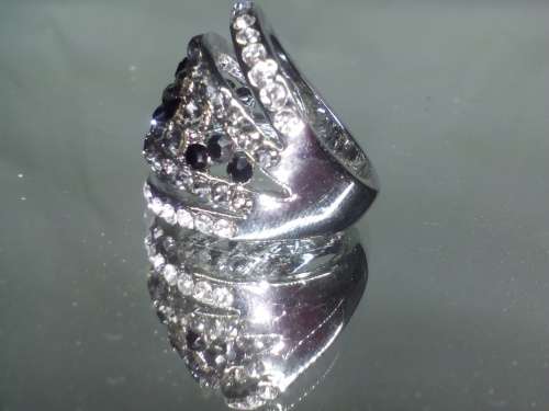 AMAZING! 1,75 Carat Simulated French Lilac, Black And White Diamonds Size 9 US