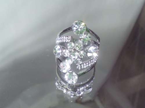 BRILLIANT! 0,75 Carat Simulated White Diamond Ring Size 8 US