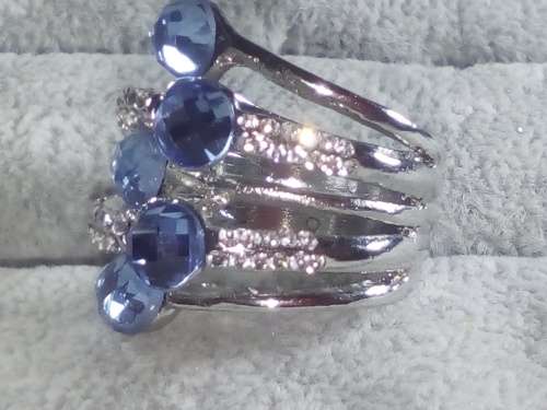 BEAUTIFUL! Ring With 1,75 Carat Simulated White & Blue Diamond Size 8 US