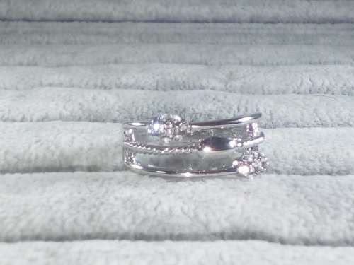BEAUTIFUL! Ring With 0.75 Carat Simulated  Diamonds Size 9 US