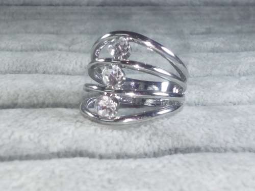 BEAUTIFUL! Ring With 3 1,75 Carat Simulated Diamonds Size 8 US