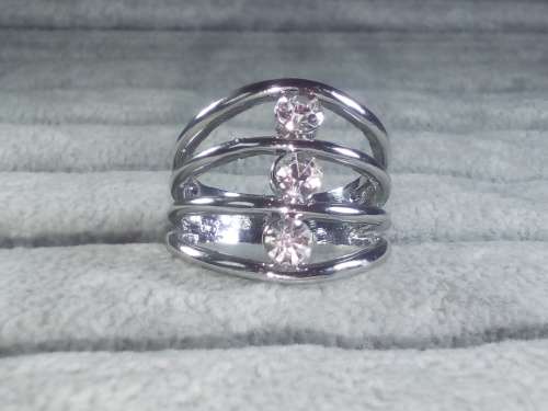 BEAUTIFUL! Ring With 3 1,75 Carat Simulated Diamonds Size 8 US