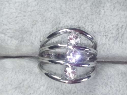 BEAUTIFUL! Ring With 3 1,75 Carat Simulated Diamonds Size 8 US