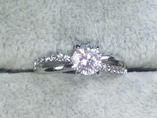 AMAZING! Infinity Ring With 1,25 Carat Hand Crafted Simulated Diamonds Size 8 US