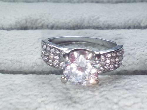 CAPTIVATING! Ring With 1,75 Carrot Hand Crafted Simulated Diamonds Size 9 US/R