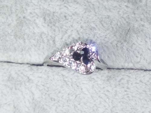 BEAUTIFUL! Ring With 1.00 Carat Simulated Diamonds And Black Diamonds 7 US