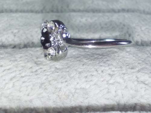 BEAUTIFUL! Ring With 1.00 Carat Simulated Diamonds And Black Diamonds 7 US