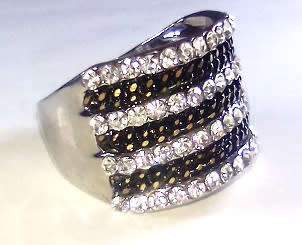 EXQUISITE! Rind With  Chain And 0,75 Carat Simulated Diamonds Size 8 US