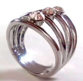 BEAUTIFUL! Ring With 3 1,75 Carat Simulated Diamonds *R 699* Size 8 US / P / 18
