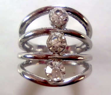 BEAUTIFUL! Ring With 3 1,75 Carat Simulated Diamonds *R 699* Size 8 US / P / 18