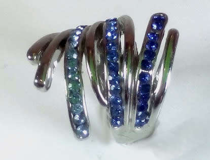 BEAUTIFUL! Ring With Simulated Blue Diamonds 6 US/L